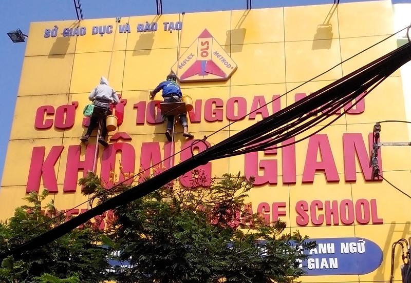 Báo giá vệ sinh mặt kính alu, vệ sinh biển bảng treo tường
