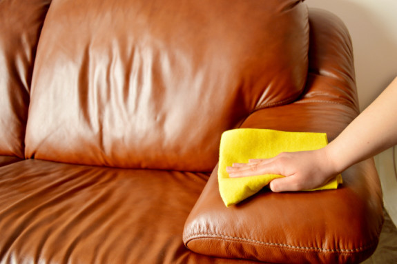 Cách vệ sinh ghế sofa da